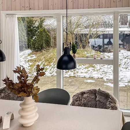 Three-bedroom In Hébergement de vacances Blåvand